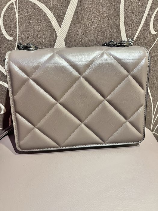 Стильная сумка кросс боди на цепочке.