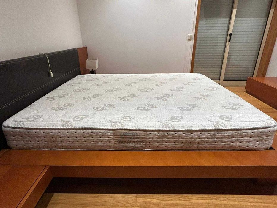Cama de Casal, com estrado e colchão + mesas de cabeceira