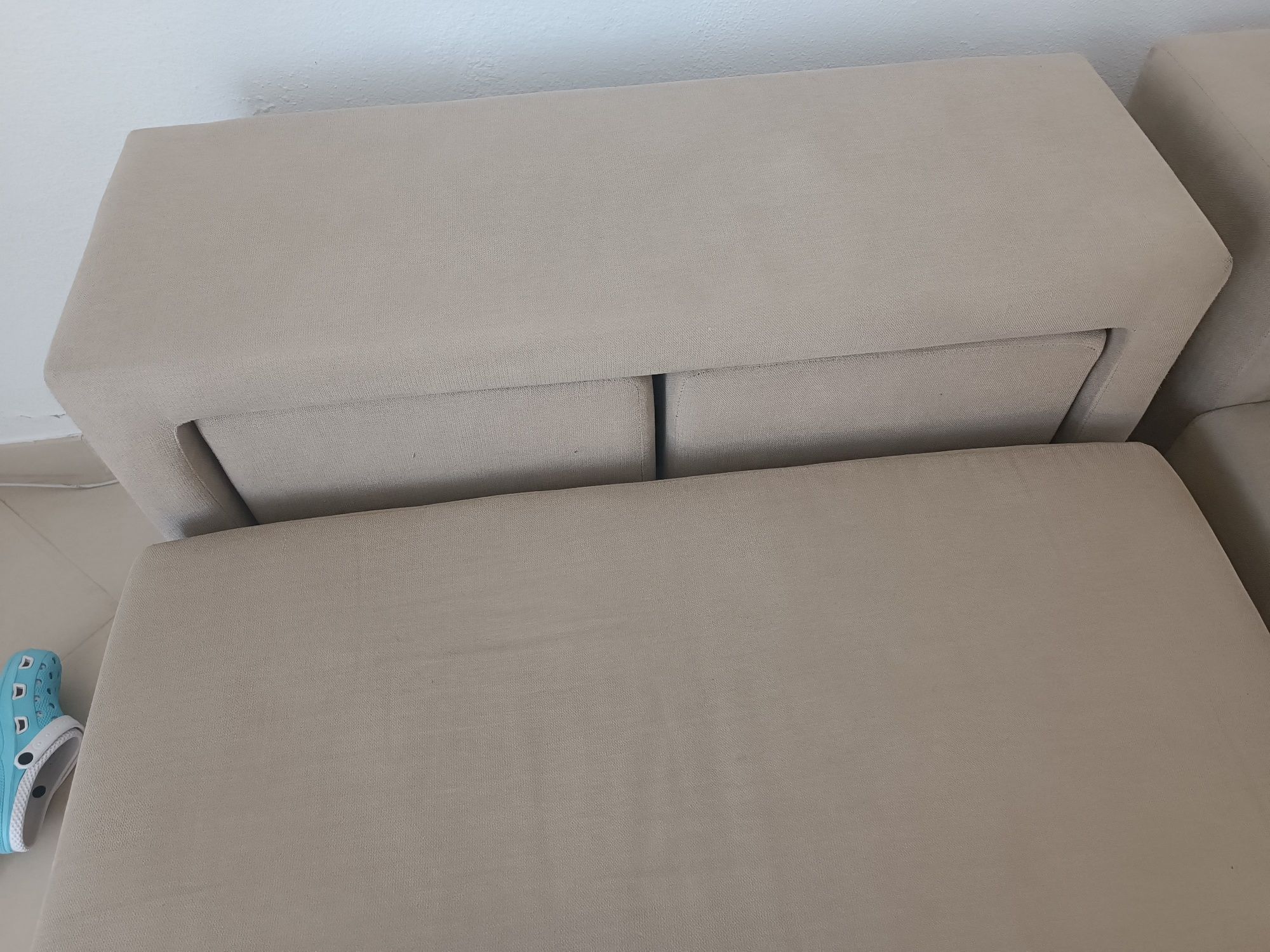 Sofá 3 lugares com chaise long mais 2 puffs