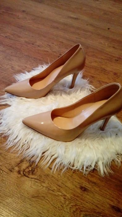 Buty na obcasie kremowe