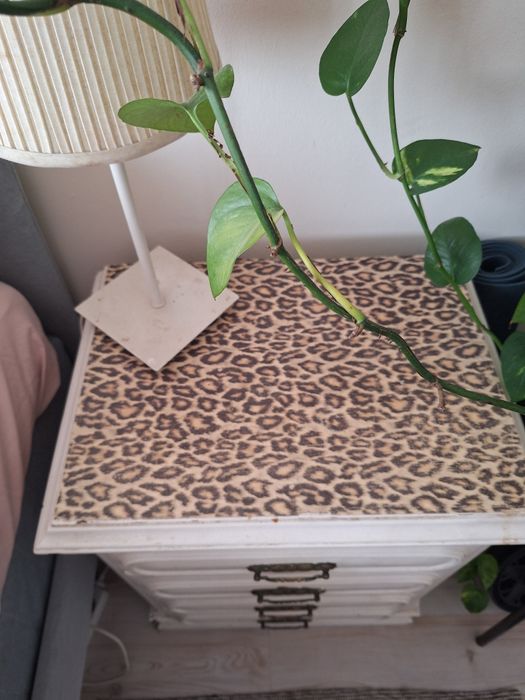 Vendo mesa de cabeceira vintage com 4 gavetas