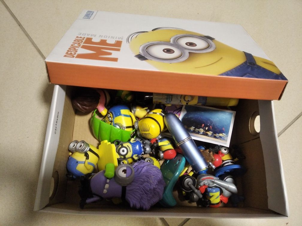 Zestaw Minionki figurki i karty+pudełko