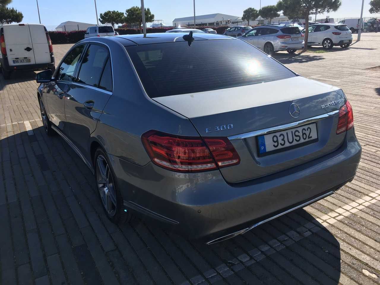 Mercedes E300 Hybrid 2015 com teto panorâmico