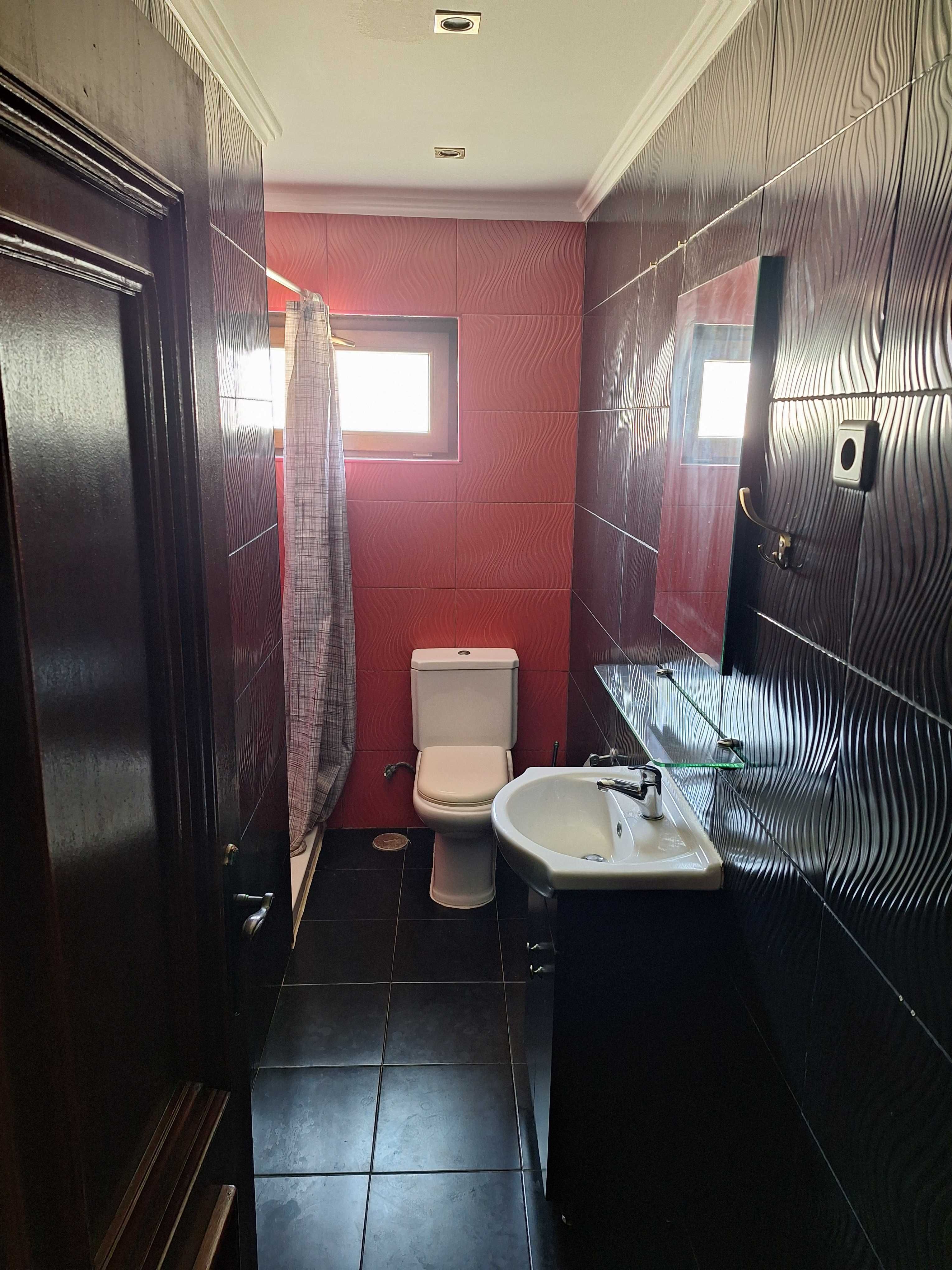 aluga-se um quarto com casa de banho individual para mulheres