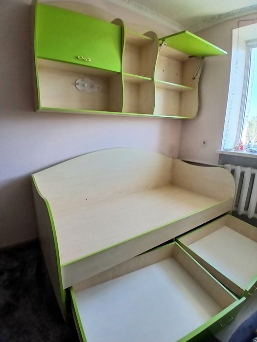 продам комплект дитячих меблів ліжко з шухлядами + тумба