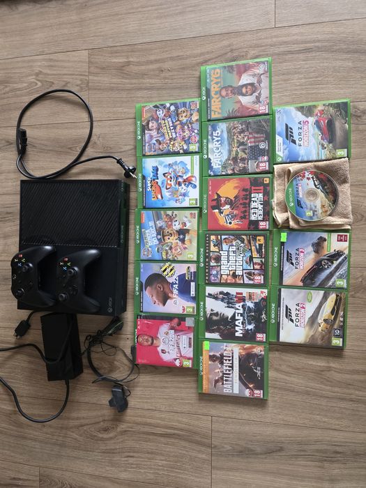 Xbox one z 2 padami i 15 grami