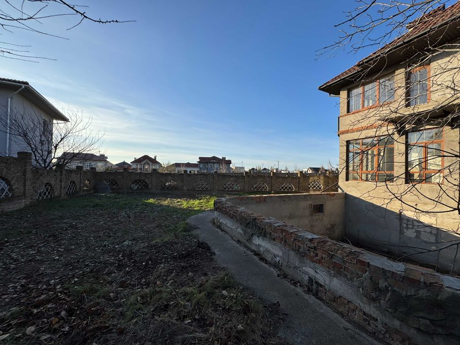 Дом в Совиньоне, ул. Бризова. 9 соток. Есть подвал. Гараж на 2 авто