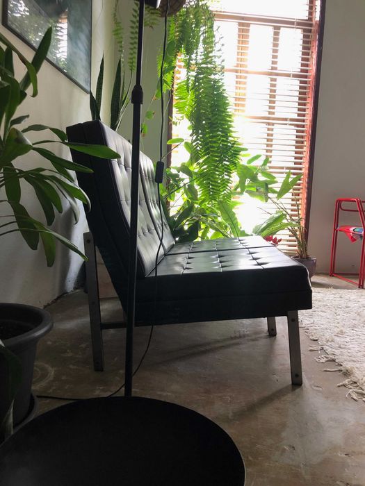 2 cadeirões pretos, modernistas em capitoné