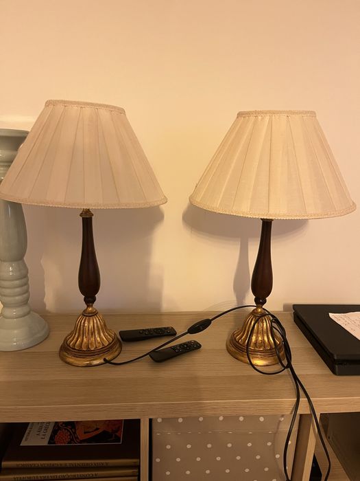 Dois candeeiros em bom estado