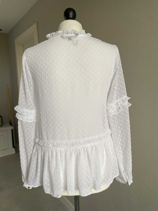 Biała żakardowa bluzka damska mgiełka jesień capsule wardrobe coquette