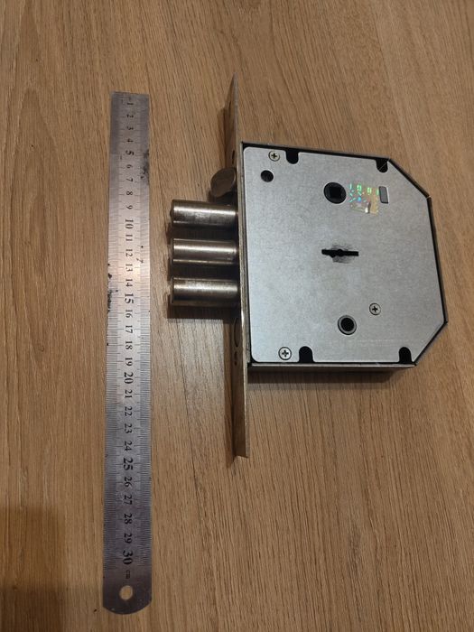 Замок на бронедвері сейф гараж з засувкою