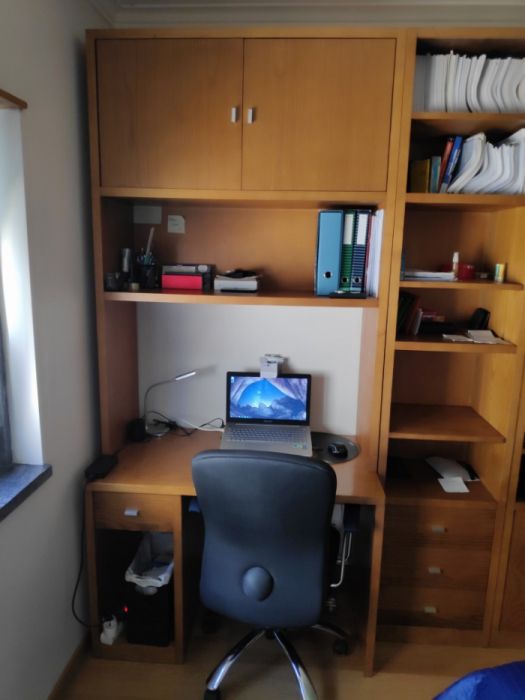 Secretária e estante