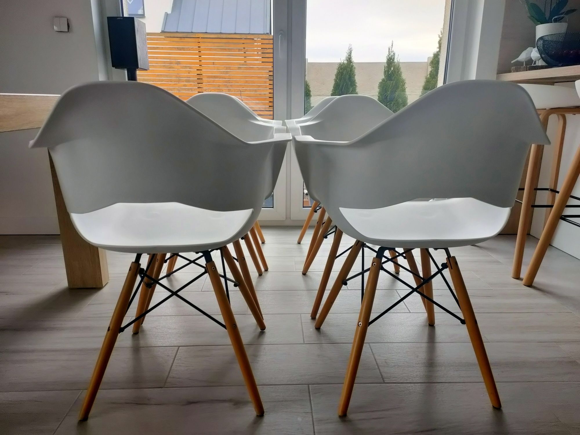 Krzesła skandynawskie, białe.