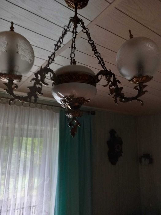 Żyrandol mosiężny z mlecznymi kloszami