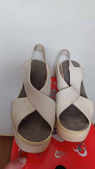 Босоніжи шкіряні на платформі 39р