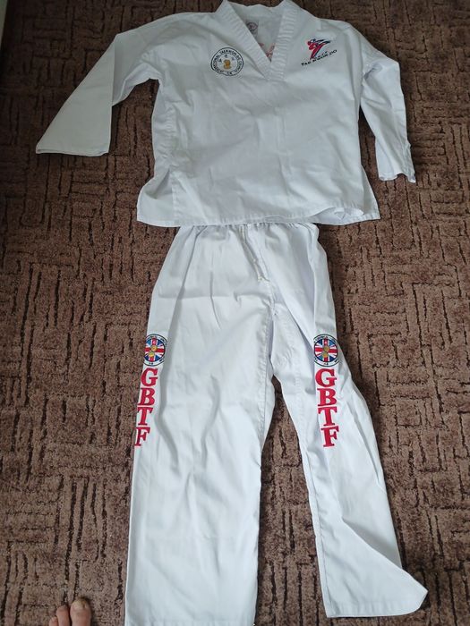 Комплекти (кімоно, штани, пояс)та спортивні куртки для карате та дзюдо