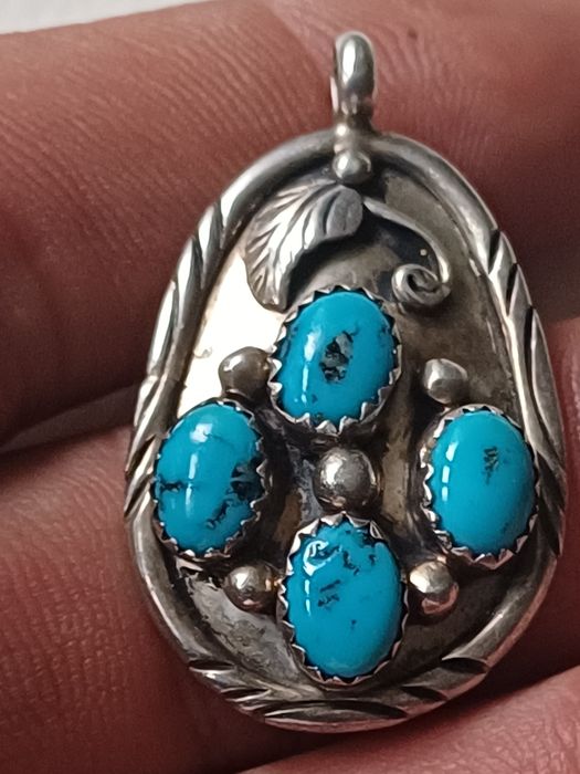 Srebrno nawajo zawieszka sygnowana