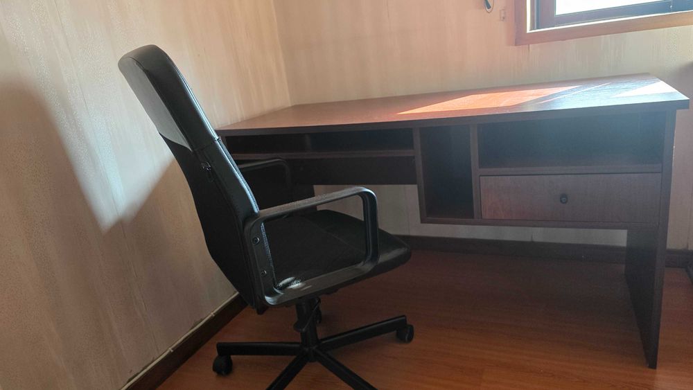 Secretária + Cadeira de estudante