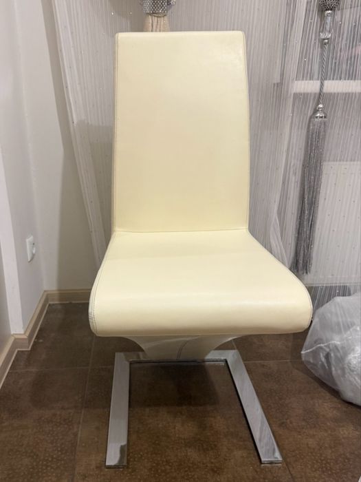 Стільці чотири штуки