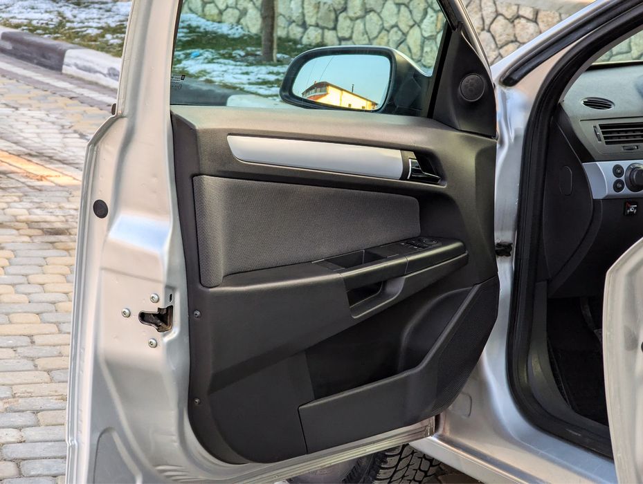 Опель астра h.