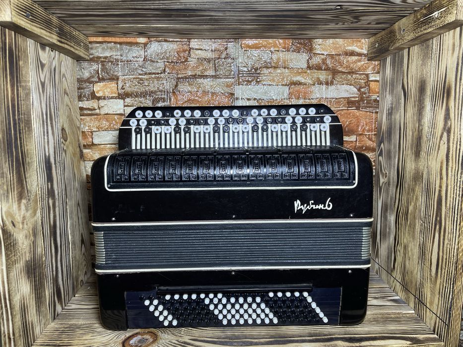 На продаж готово-виборний баян «Рубін-6»