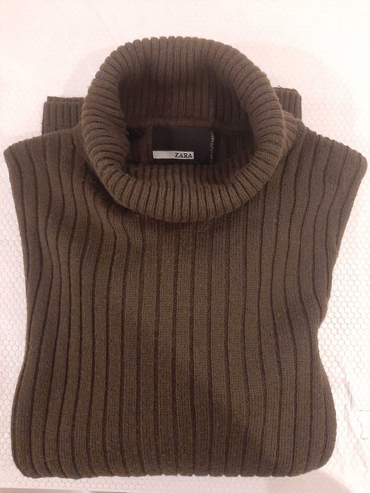 Camisola Zara gola alta canelada verde tropa