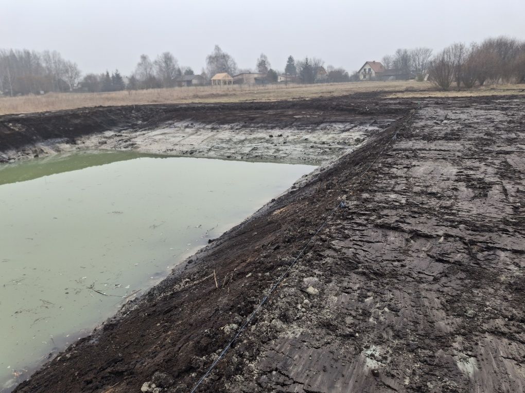Kopanie stawów i rozbiórki budynków.