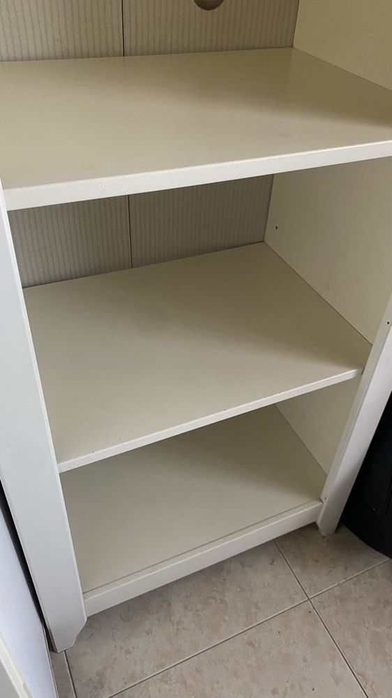 Armário IKEA com parteleiras
