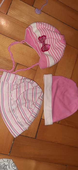 Czapeczki na ok 9-18 m-ce 9 sztuk