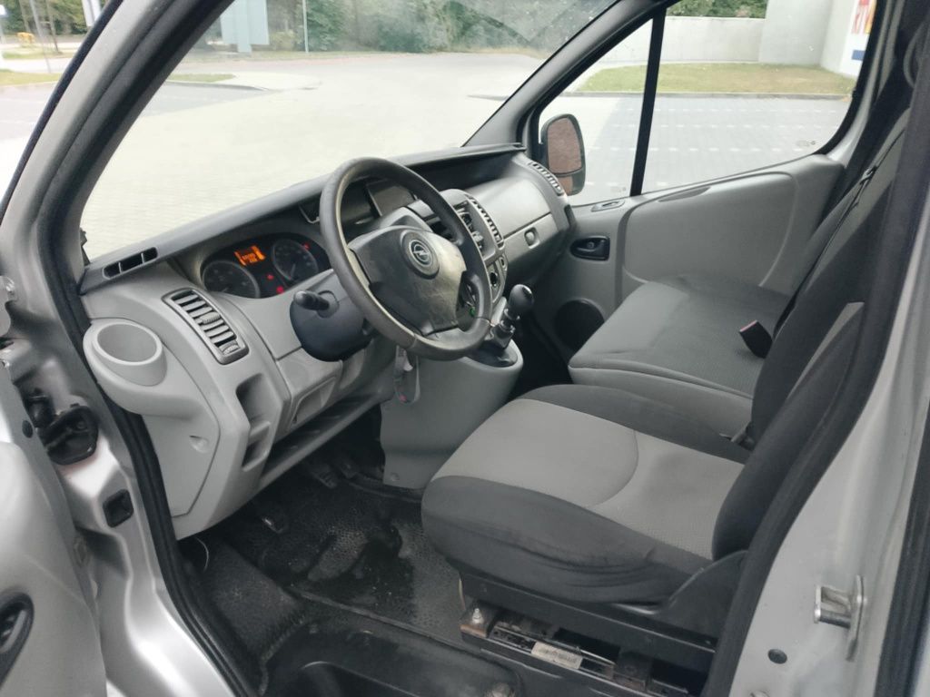 Opel Vivaro 1.9Dci 2razy drzwi przesuwne 2006r klima