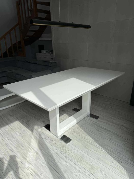 Sprzedam stół biały lakierowany