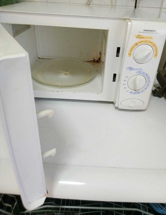 Micro-ondas Daewoo ainda operacional ao seu dispor