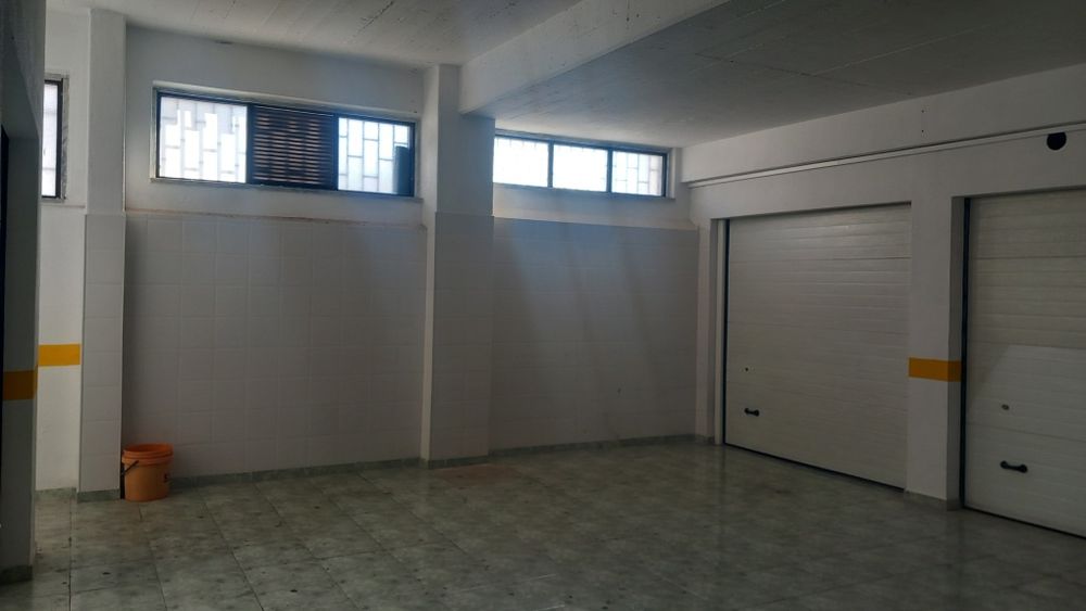 Garagem com luz e tomada
