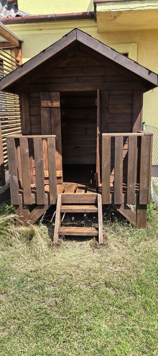 Drewniany domek dla dzieci