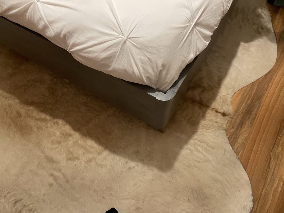 Cama casal com mesas cabeceira e usb embutidos