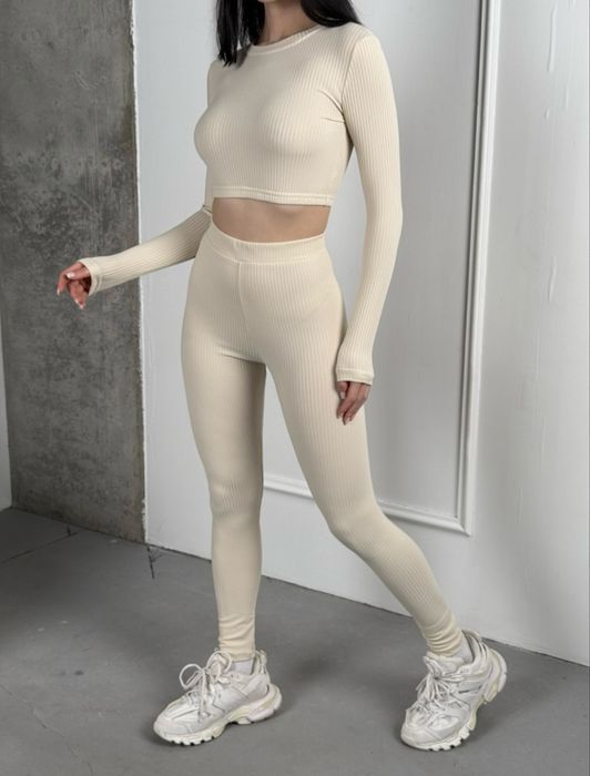 Костюм в рубчик лосини і топ молочний