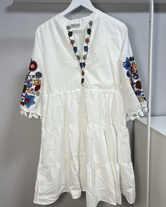 Біла сукня з вишивкою ESQ