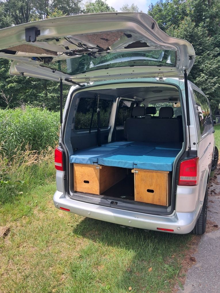 Zabudowa turystyczna Volkwagen t5 stolik spanie.