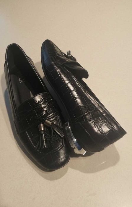 Жіночі лофери з тисненням під крокодила та китицями