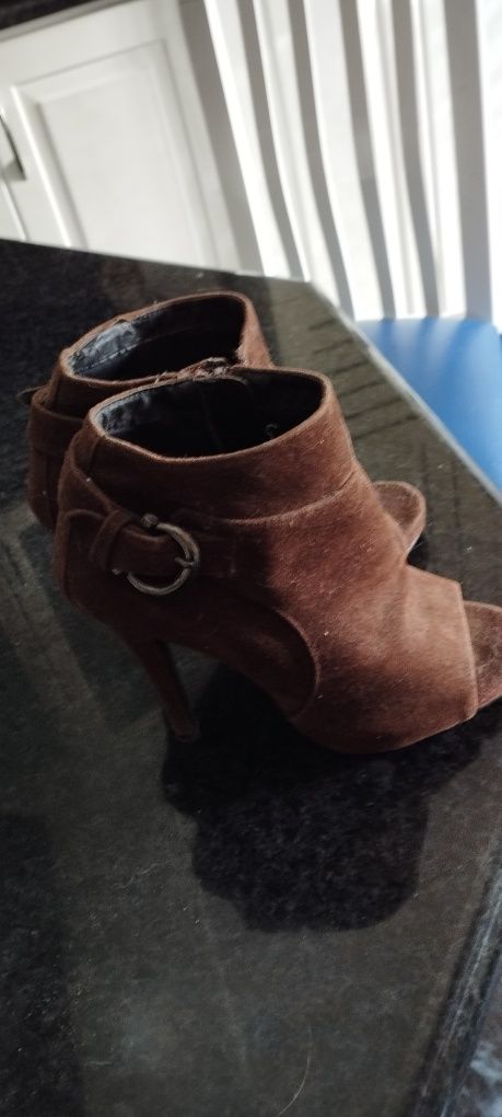 Botins tacão alto em camurça pouco usados