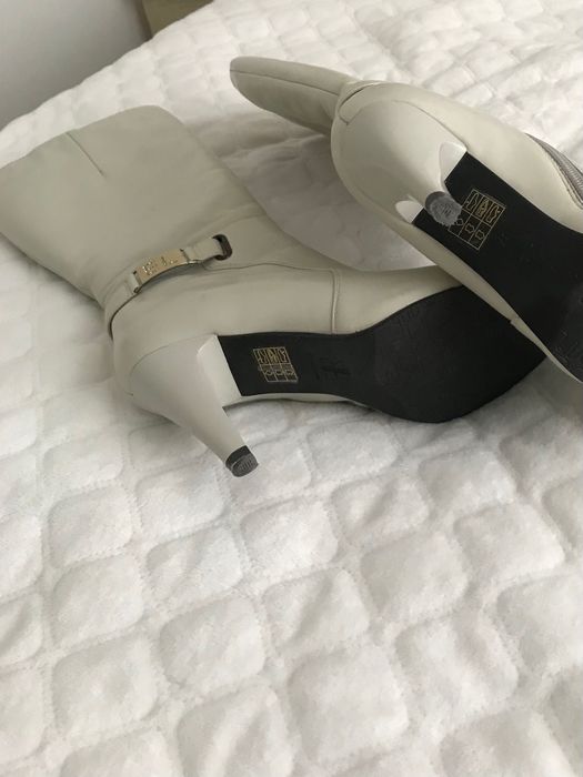 Чоботи шкіряні , молочні