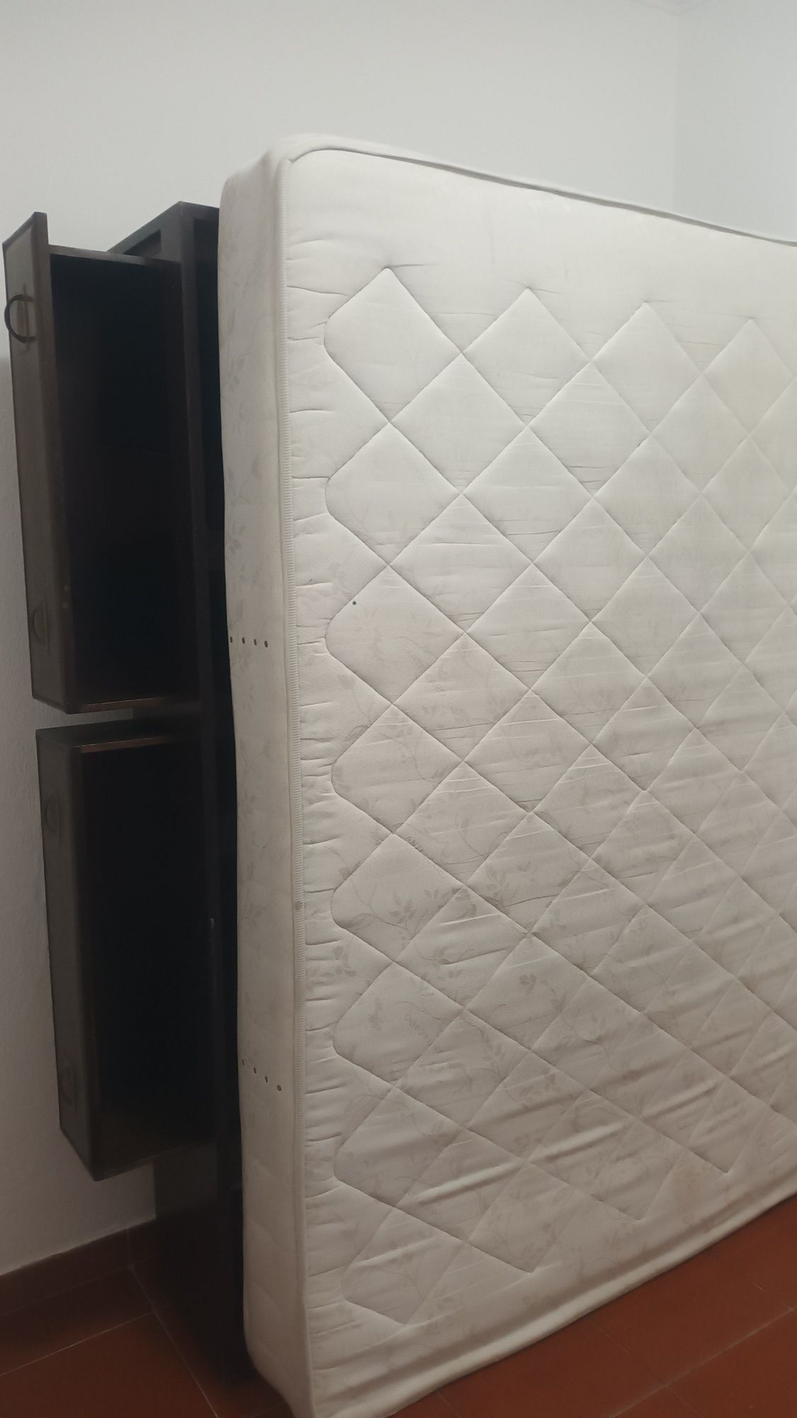 vendo cama casal madeira pura com colchão  e 2 gavetas grandes