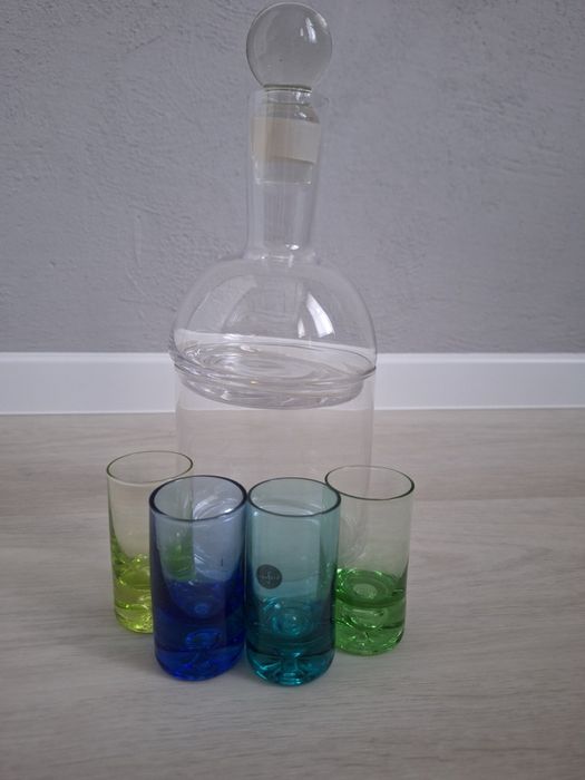 Karafka z pojemnikiem na lód i kolorowymi kieliszkami