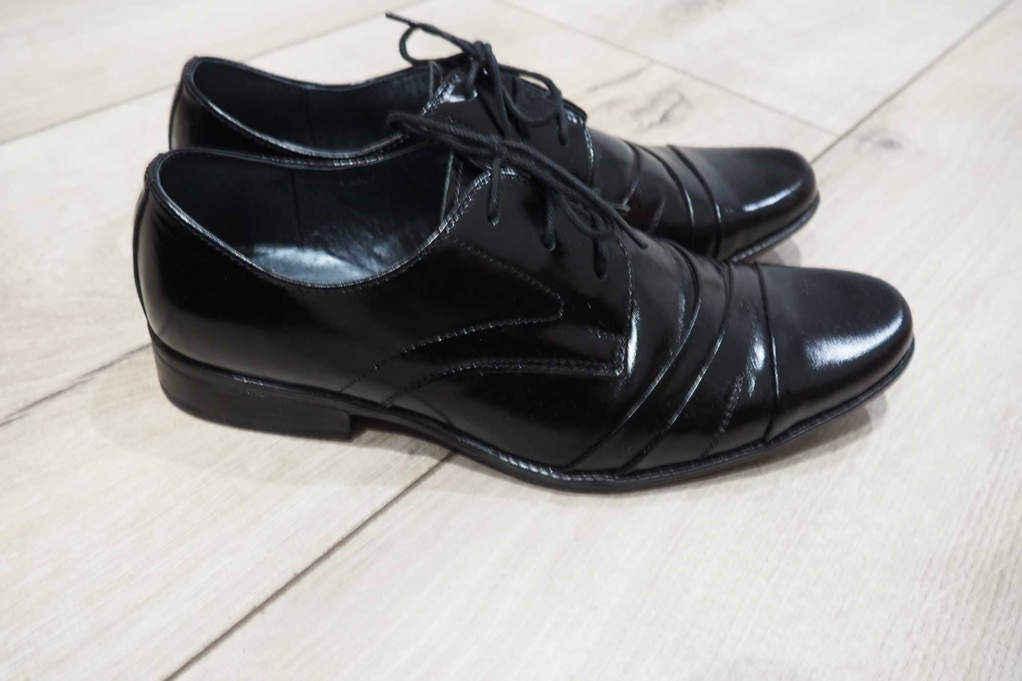 Czarne buty komunijne Zadora r.35