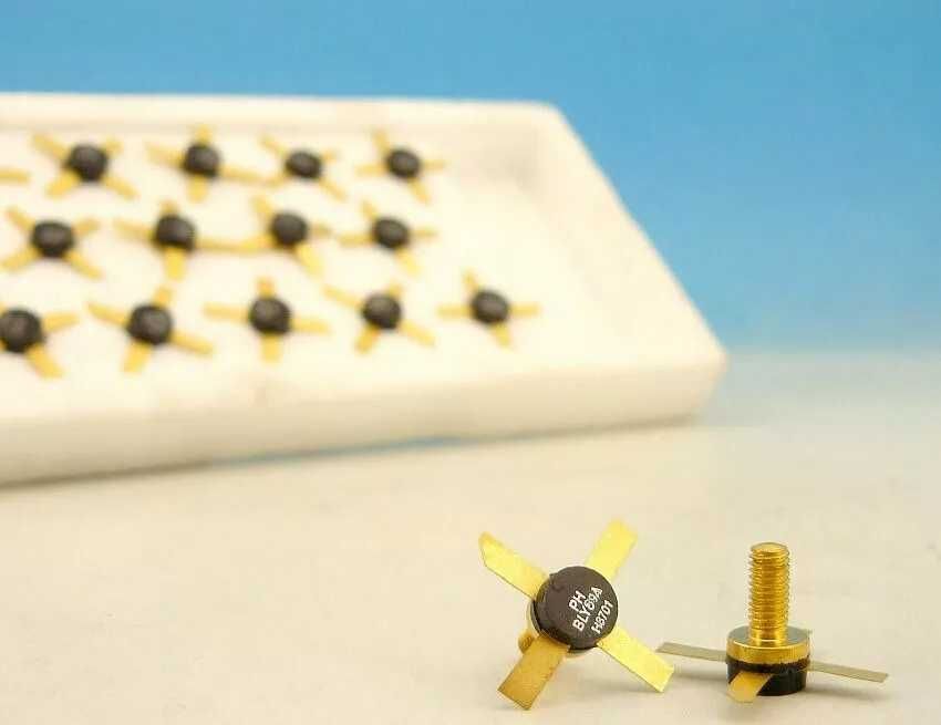 Transistores de RF BLY89C