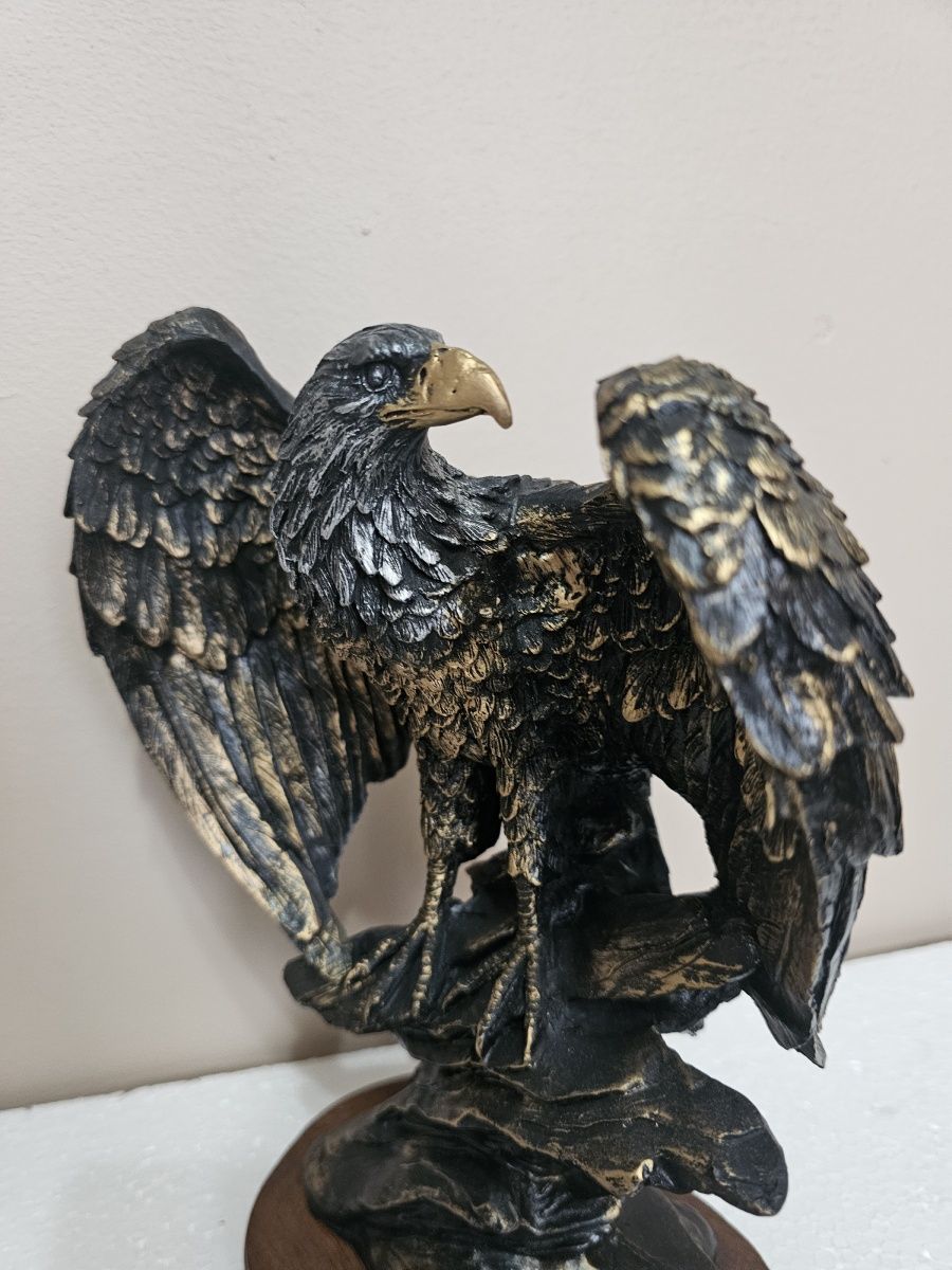 Statua, posąg orła z żywicy.  Ozdoba