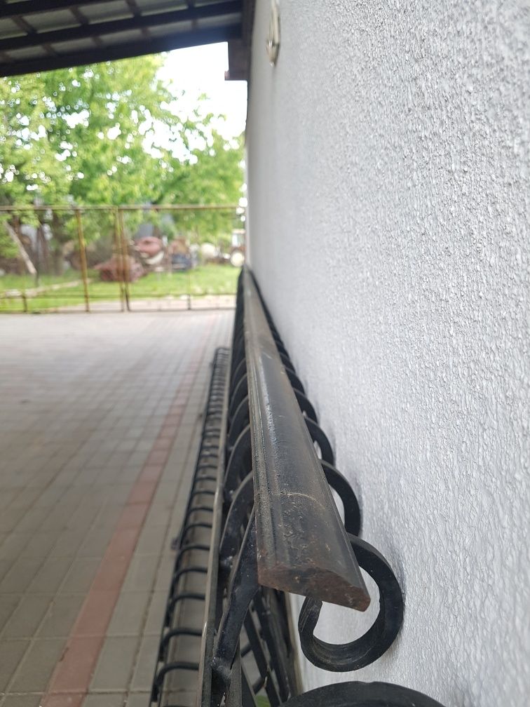 Barierka balustrada kuta z motywem roślinnym czarna