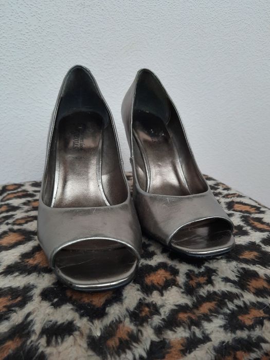 Стилтні туфлі з відкритим носком на прозорому каблуці скала