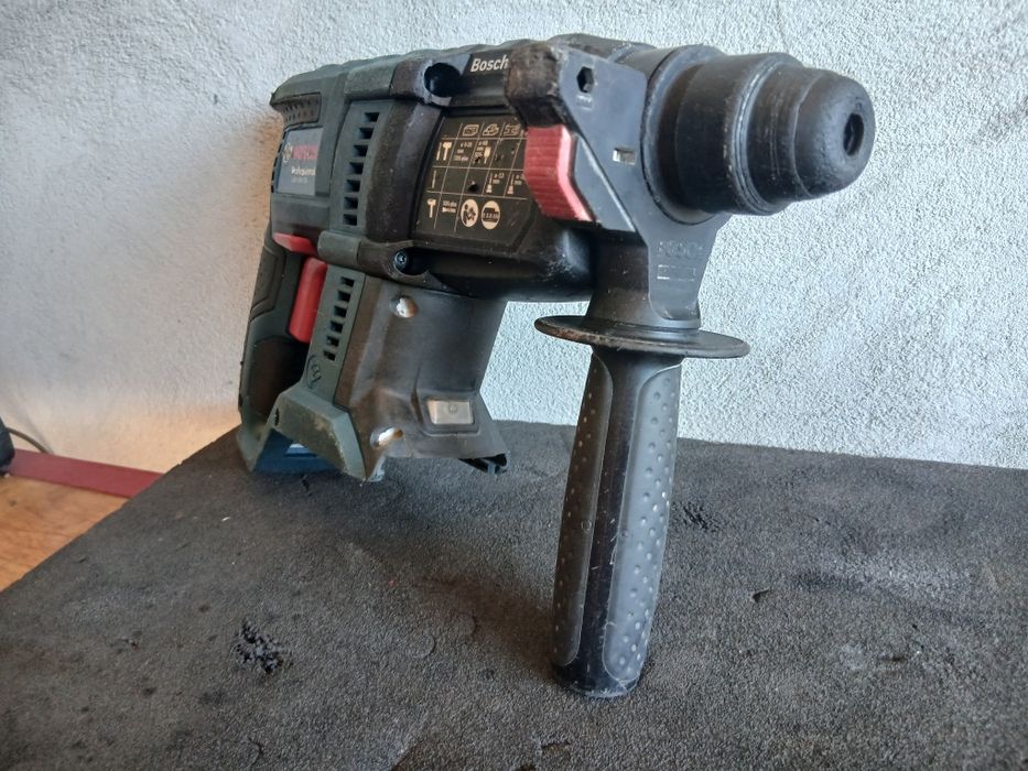 Máquina de furar BOSCH profissional a bateria com martelo
