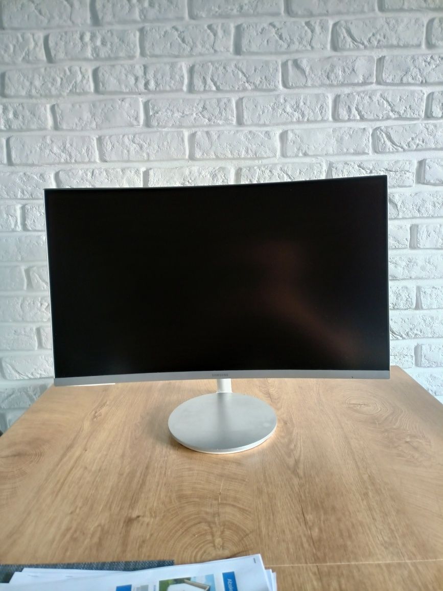 Komputer stacjonarny Lenovo IdeaCentre G5 + Monitor Samsung LC27F591